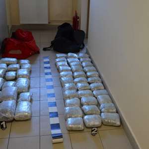 Doi cetățeni albanezi au încercat să introducă ilegal în țară, pe la ”frontiera verde”, aproximativ 34 kg substanță vegetală