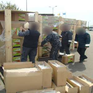 Peste 100.000  de pachete cu ţigări, ascunse într-un TIR ce transporta cărbune