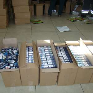 Peste 100.000  de pachete cu ţigări, ascunse într-un TIR ce transporta cărbune