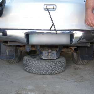 Peste 6.000 de ţigarete ascunse în roata de rezervă a unui autovehicul