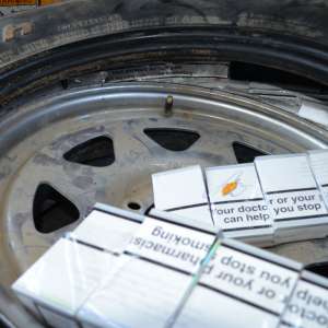 Peste 6.000 de ţigarete ascunse în roata de rezervă a unui autovehicul