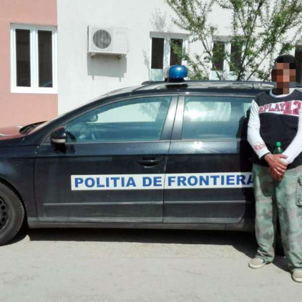 O familie de cetățeni afgani, oprită de polițiștii de frontieră la granița cu Serbia