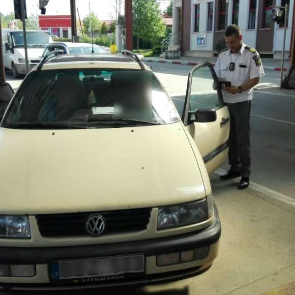 Autoturism radiat din circulaţie, descoperit în P.T.F. Sculeni
