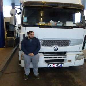 Şoferul unui TIR şi-a ascuns fiul în cabina automarfarului, pentru a-l ajuta să treacă ilegal frontiera de stat