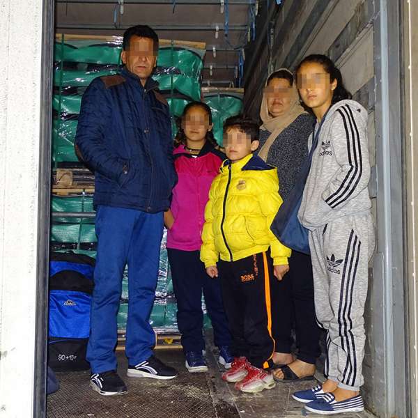 Opt migranți au plătit mii de euro pentru a ajunge, ascunși în TIR-uri, în Germania