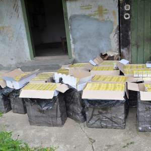 Peste 21.000 pachete ţigări confiscate în urma unei percheziţii şi a unor misiuni desfăşurate la frontiera de stat