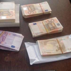37.000 euro ascunşi în bagajele unei tinere din Bucuresti, descoperiti de lucratorii de la Punctul de Trecere a Frontierei Albita