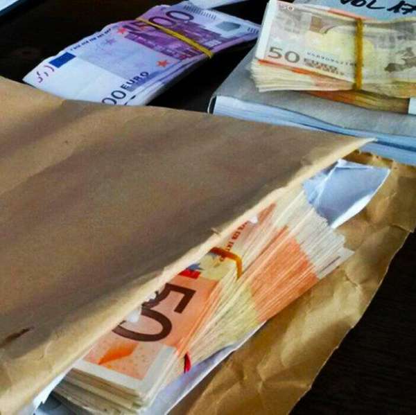 37.000 euro ascunşi în bagajele unei tinere din București, descoperiți de lucrătorii de la Punctul de Trecere a Frontierei Albița