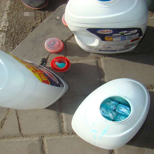 Țigări ascunse în saci de făină și bidoane de la detergent lichid, depistate în P.T.F. Siret