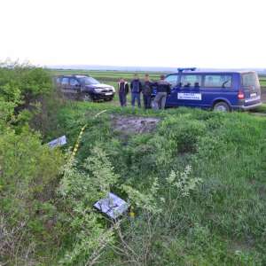 Trei tineri au trecut peste râul Prut mii de pachete de țigări, folosind o saltea pneumatica și vâslind cu farfurii din plastic