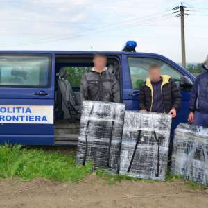 Trei tineri au trecut peste râul Prut mii de pachete de țigări, folosind o saltea pneumatica și vâslind cu farfurii din plastic