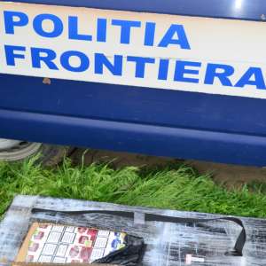 Trei tineri au trecut peste râul Prut mii de pachete de țigări, folosind o saltea pneumatica și vâslind cu farfurii din plastic