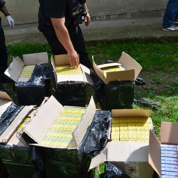 Aproximativ 4.500 pachete ţigări confiscate în urma unei percheziţii