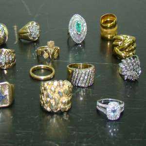 Aproximativ 1,3 kg bijuterii descoperite în bagajul unui cetatean român, la Aeroportul Cluj-Napoca