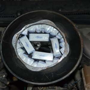 Ţigarete de contrabandă descoperite în pompele de servo-frână a două autoturisme