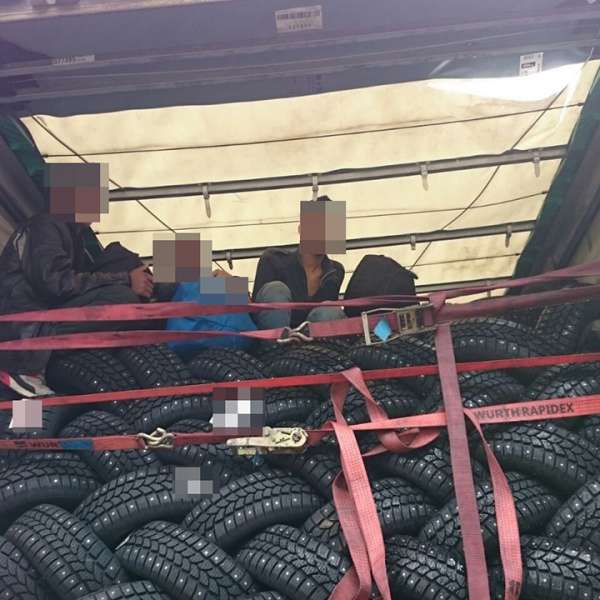 Trei cetăţeni afgani, descoperiţi ascunși într-un camion încărcat cu pneuri