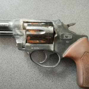 Pistoale și muniție, descoperite într-un autoturism la P.T.F. Petea