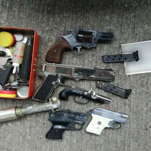 Pistoale și muniție, descoperite într-un autoturism la P.T.F. Petea