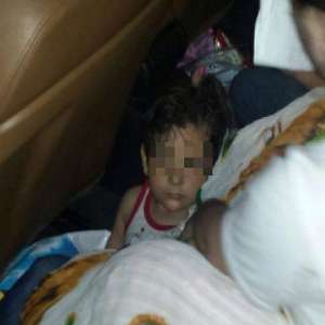 Doi minori ascunşi sub fusta mamei, descoperiţi la P.T.F Borş