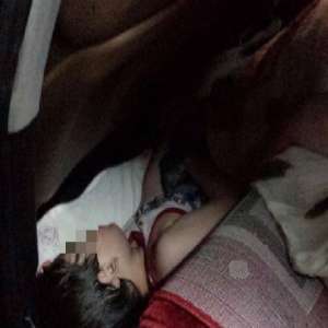 Doi minori ascunşi sub fusta mamei, descoperiţi la P.T.F Borş