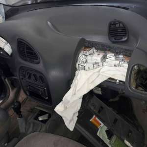 Ţigări de contrabandă ascunse în bordul și rezervorul unor autoturisme