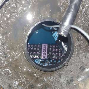 Ţigări de contrabandă ascunse în bordul și rezervorul unor autoturisme