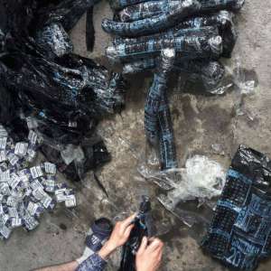 Ţigări de contrabandă ascunse în bordul și rezervorul unor autoturisme