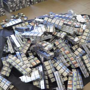 Descinderi la membrii unei rețele specializată în contrabanda cu țigări