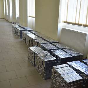 Descinderi la membrii unei rețele specializată în contrabanda cu țigări