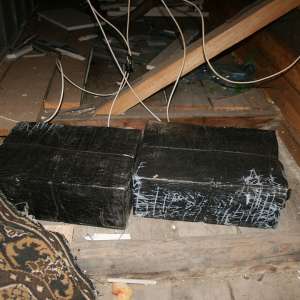 Descinderi la membrii unei rețele specializată în contrabanda cu țigări