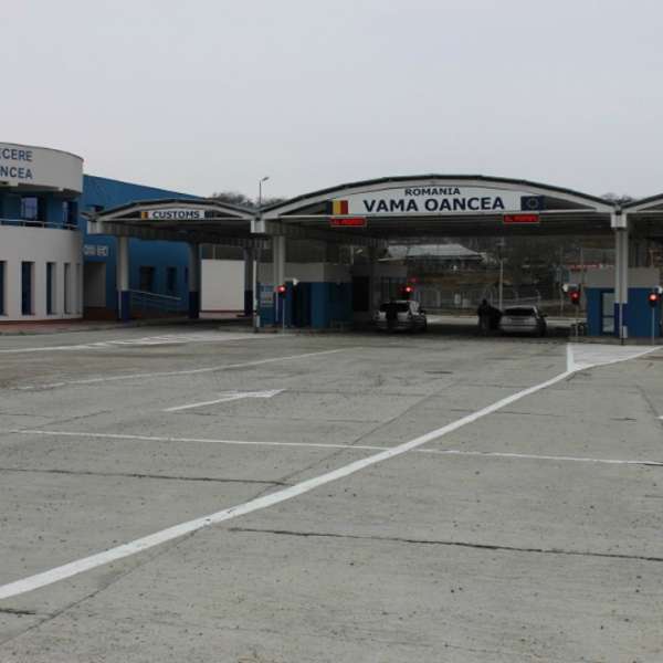 Ţigarete ascunse într-un autoturism, descoperite la P.T.F. Oancea