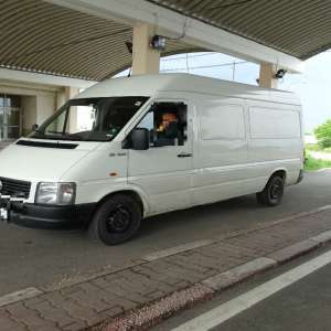 Peste 1.800 pachete cu țigări ascunse în două microbuze, descoperite la P.T.F. Giurgiu