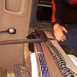 Camion capitonat cu tigări de contrabandă
