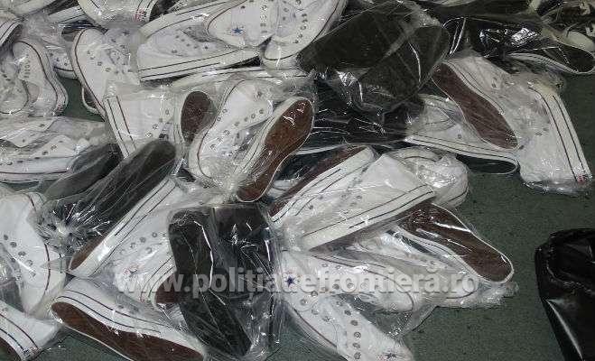 Articole vestimentare susceptibile a fi contrafăcute,  confiscate la P.T.F. Giurgiu