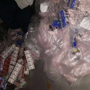 Tigarete de contrabandă ascunse intr-un transport de haine de dama