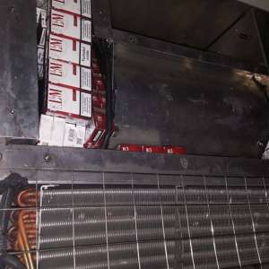 Tigarete de contrabandă ascunse intr-un transport de haine de dama