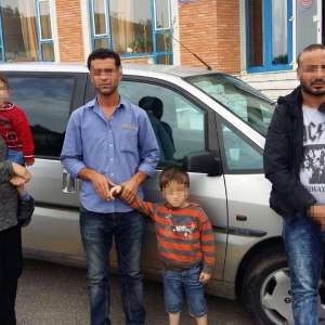 Familie de sirieni care a solicitat azil in Romania, oprită la frontiera cu Ungari