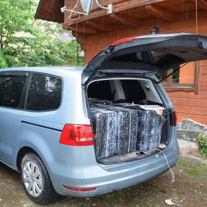 Doi ucraineni şi un moldovean, implicaţi în activităţi de contrabandă, reţinuţi pentru 24 ore