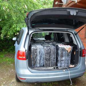 Doi ucraineni şi un moldovean, implicaţi în activităţi de contrabandă, reţinuţi pentru 24 ore