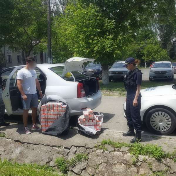 Aproximativ 1.300 pachete cu ţigări de contrabandă, descoperite de polițiștii de frontieră constănțeni