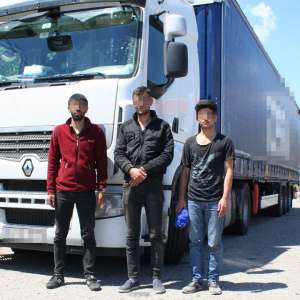 Trei sirieni ascunși pe şasiul semiremorcii unui automarfar, depistați la P.T.F. Borş