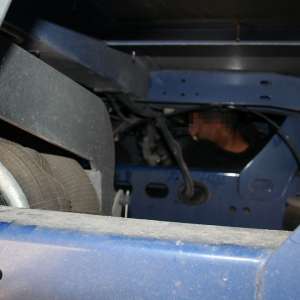 Trei sirieni ascunși pe şasiul semiremorcii unui automarfar, depistați la P.T.F. Borş