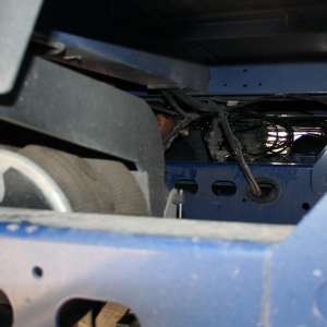 Trei sirieni ascunși pe şasiul semiremorcii unui automarfar, depistați la P.T.F. Borş