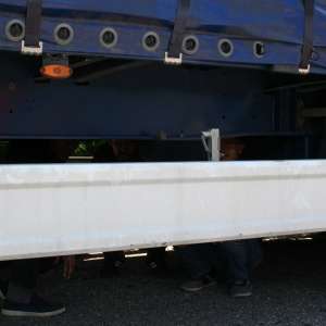 Trei sirieni ascunși pe şasiul semiremorcii unui automarfar, depistați la P.T.F. Borş