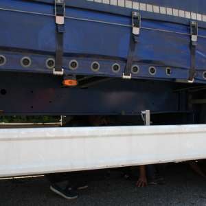 Trei sirieni ascunși pe şasiul semiremorcii unui automarfar, depistați la P.T.F. Borş