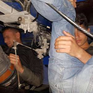 Trei sirieni ascunși pe şasiul semiremorcii unui automarfar, depistați la P.T.F. Borş