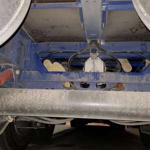 Trei sirieni ascunși pe şasiul semiremorcii unui automarfar, depistați la P.T.F. Borş