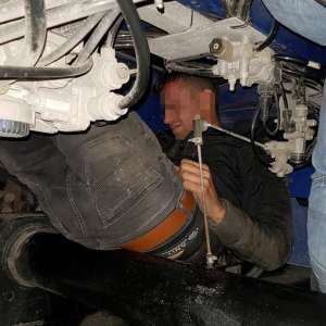 Trei sirieni ascunși pe şasiul semiremorcii unui automarfar, depistați la P.T.F. Borş