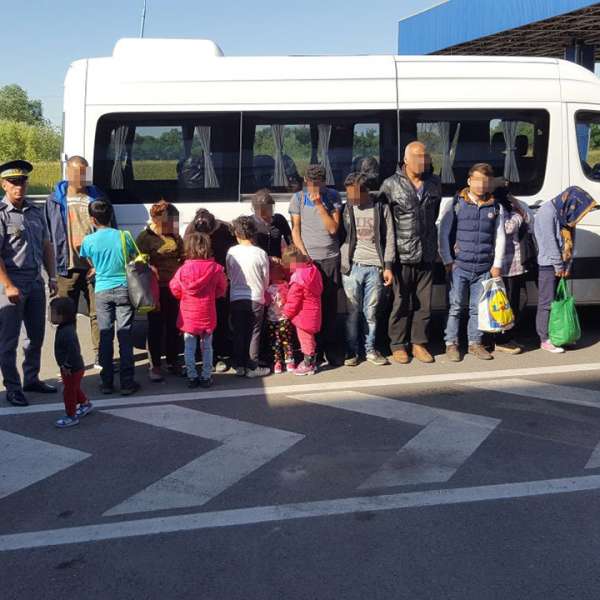 Şaptesprezece cetățeni străini, depistaţi într-un lan de porumb, lângă frontiera cu Ungaria