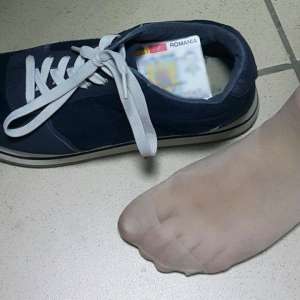 Cărți de identitate româneşti false, ascunse în pantoful unei tinere